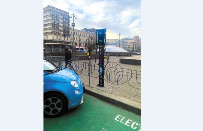 У Києві на Бессарабській площі встановили зарядну станцію для електрокарів