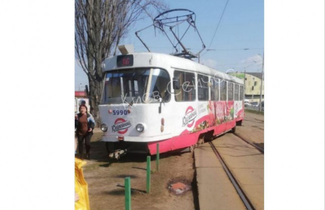 В Киеве трамвай сошел с рельсов