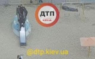 У Києві на Позняках знайшли тіло чоловіка на дитячому майданчику