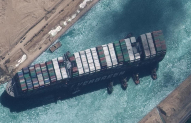 Началось расследование того, как корабль застрял в Суэцком канале