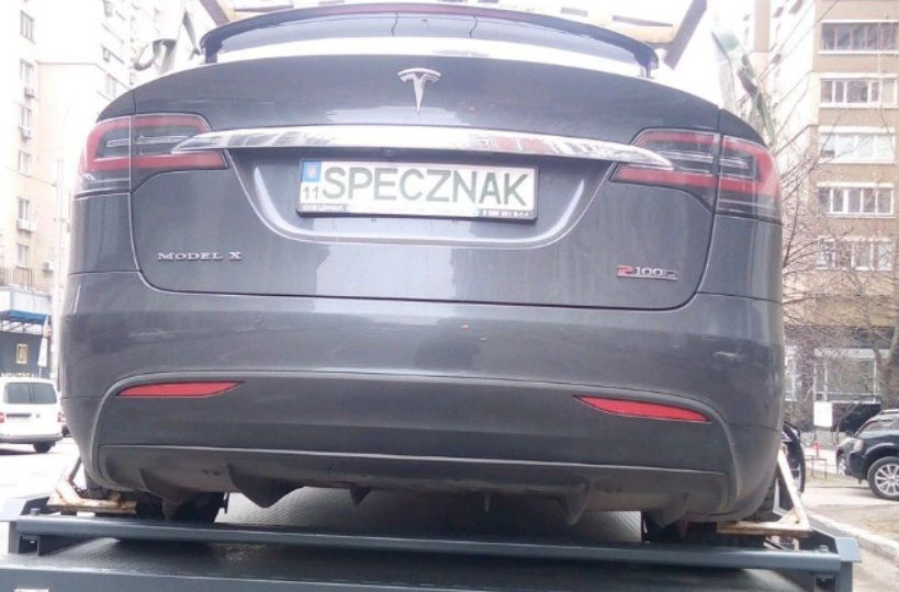 В Киеве эвакуировали дорогой электрический кроссовер Tesla, фото