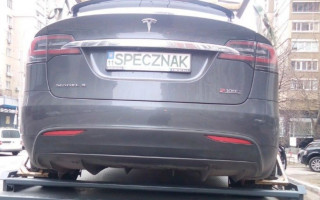 В Киеве эвакуировали дорогой электрический кроссовер Tesla, фото