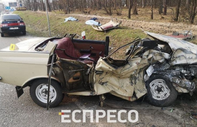 Под Киевом авто врезалось в микроавтобус ритуальной службы, в котором везли гроб с умершим