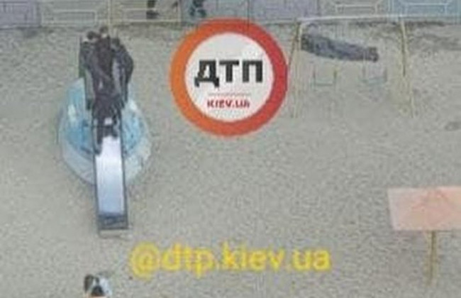 У Києві на Позняках знайшли тіло чоловіка на дитячому майданчику