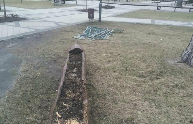 Розтрощили паркан та зламали лавки: під Києвом вандали влаштували погром на набережній