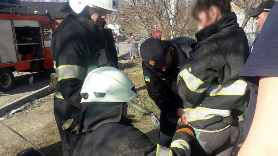 В Летичеве в 17-метровый заброшенный колодец упала 5-летняя девочка и ее мать