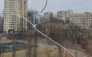 На Соломенке неизвестные обстреливают окна жилого дома