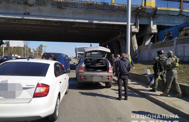 В Киеве мужчину ударили кирпичом по голове, чтобы отобрать сумку с деньгами, фото