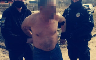 В Киевской области мужчина посреди улицы повалил и начал душить девочку