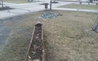 Розтрощили паркан та зламали лавки: під Києвом вандали влаштували погром на набережній