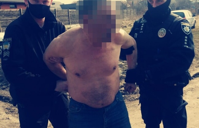 В Киевской области мужчина посреди улицы повалил и начал душить девочку