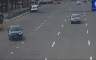 В Киеве автобус толкнул Suzuki на грузовик