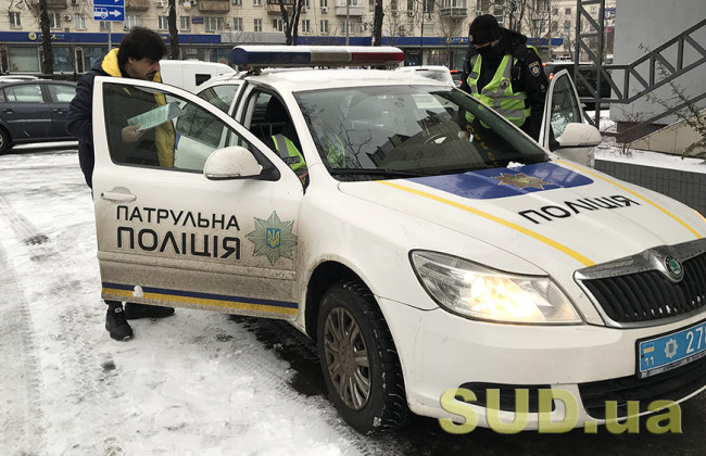 В Киеве пьяный мужчина в метро напал на женщину-полицейского