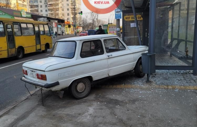 В Киеве «Запорожец» вылетел на тротуар и врезался в остановку