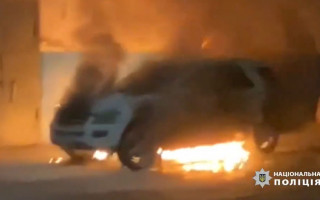 В Херсоне сожгли Mercedes сотрудника полиции, видео