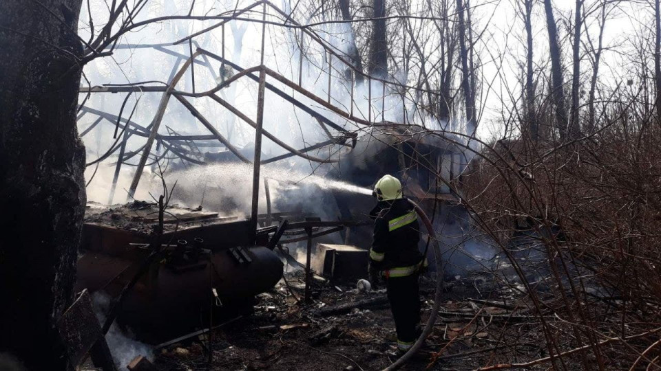 В Киеве горели дачные домики на воде