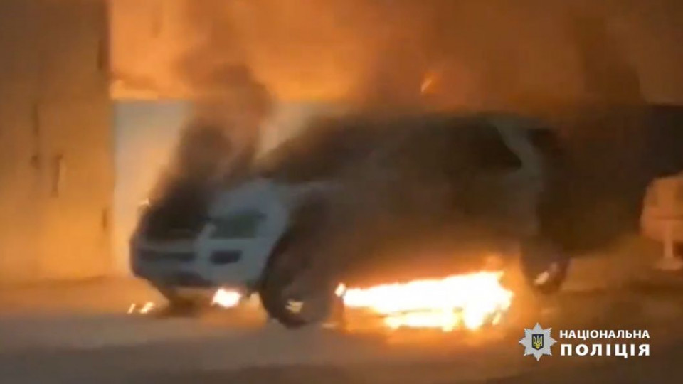 В Херсоне сожгли Mercedes сотрудника полиции, видео