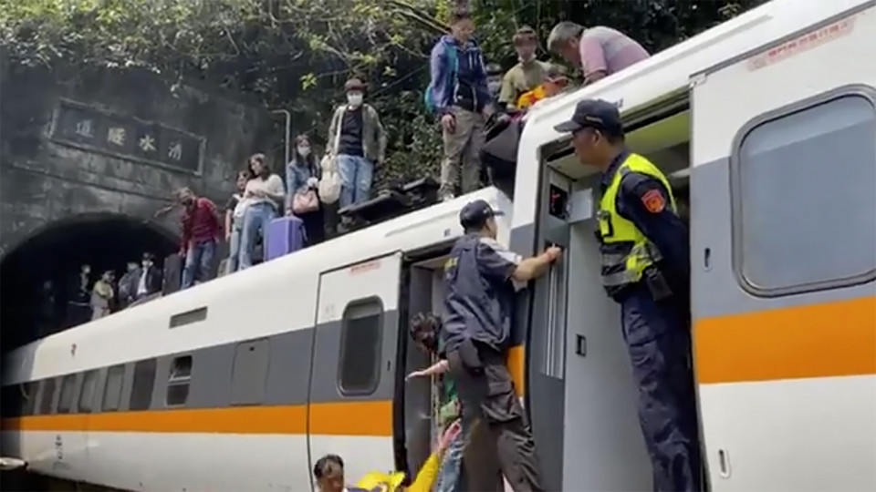 Пассажирский поезд на Тайване сошёл с рельсов, по меньшей мере 41 погибший и десятки раненых