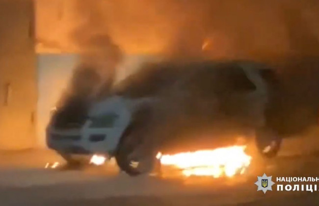 В Херсоне сожгли Mercedes сотрудника полиции, видео
