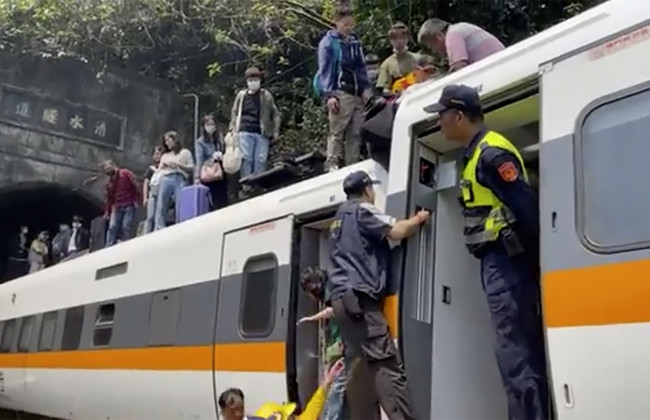 Пассажирский поезд на Тайване сошёл с рельсов, по меньшей мере 41 погибший и десятки раненых