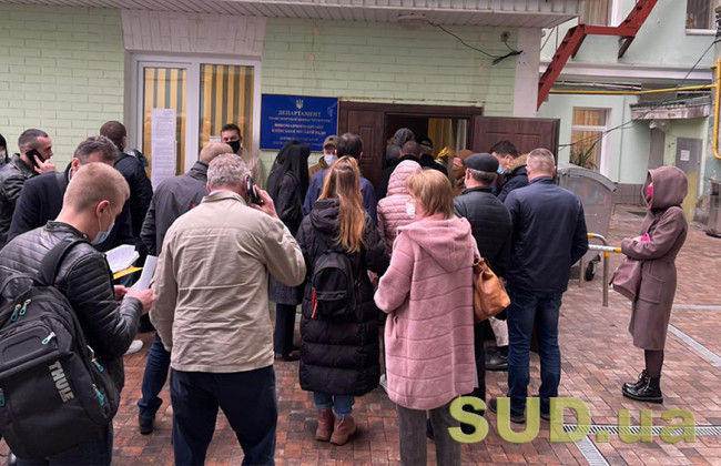 В Киеве за спецпропусками уже образовалась очередь: ФОТО