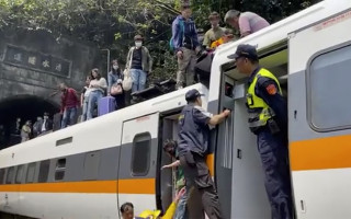 Пассажирский поезд на Тайване сошёл с рельсов, по меньшей мере 41 погибший и десятки раненых