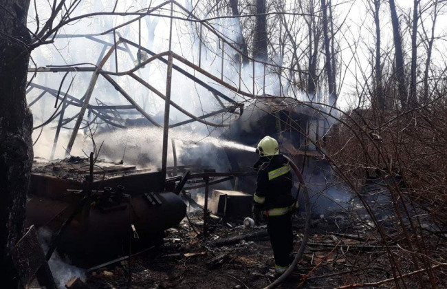 В Киеве горели дачные домики на воде