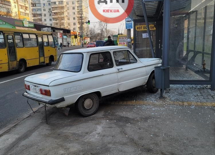 В Киеве «Запорожец» вылетел на тротуар и врезался в остановку