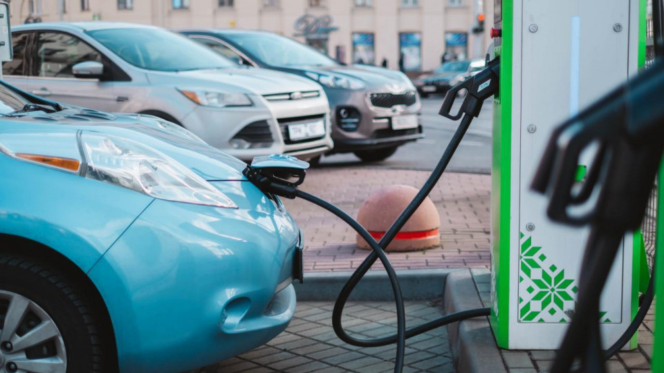 В Киеве появится сеть скоростных зарядных станций для электрокаров: на заметку водителям