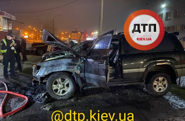 В Киеве на стоянке сгорели два внедорожника