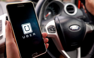 Незрячую американку 14 раз не пускали в такси с собакой-поводырем: Uber заплатит $1,1 миллиона за дискриминацию