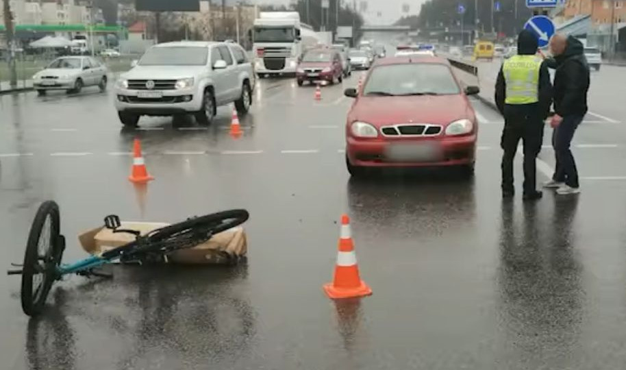 Отлетел на несколько метров: в Киеве легковушка сбила велосипедиста, видео