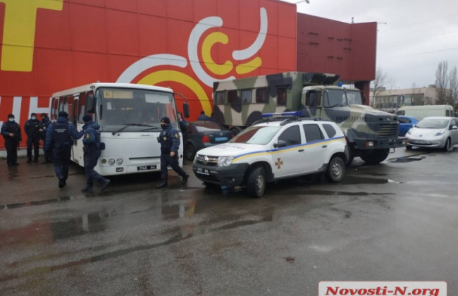 В Николаеве рынок игнорирует карантин: нацгвардейцы совместно с полицейскими заблокировали все входы