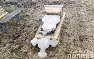 В Винницкой области малолетние вандалы атаковали кладбище, фото