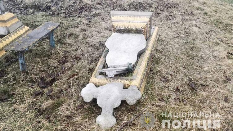 В Винницкой области малолетние вандалы атаковали кладбище, фото