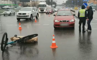 Отлетел на несколько метров: в Киеве легковушка сбила велосипедиста, видео