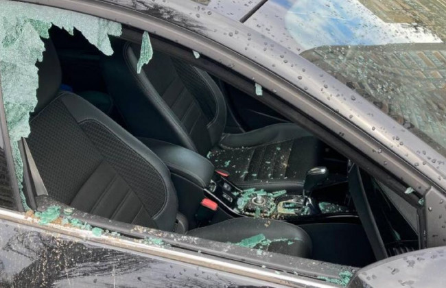 В Киеве неизвестные громили припаркованные автомобили, фото