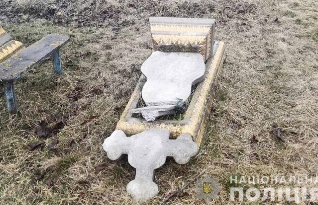 В Винницкой области малолетние вандалы атаковали кладбище, фото