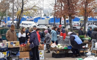 В Киеве возле дороги устроили стихийную торговлю