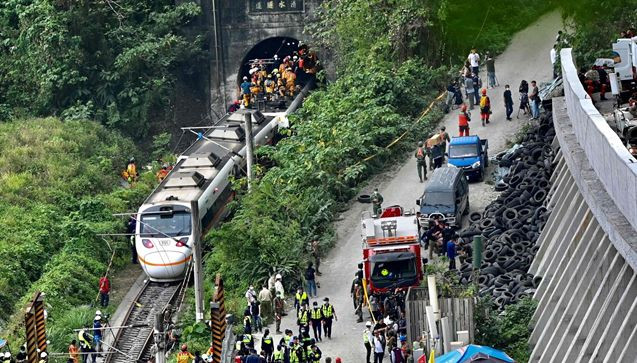 Крушение поезда на Тайване: водитель грузовика, сбежавший с места аварии, расплакался с извинениями