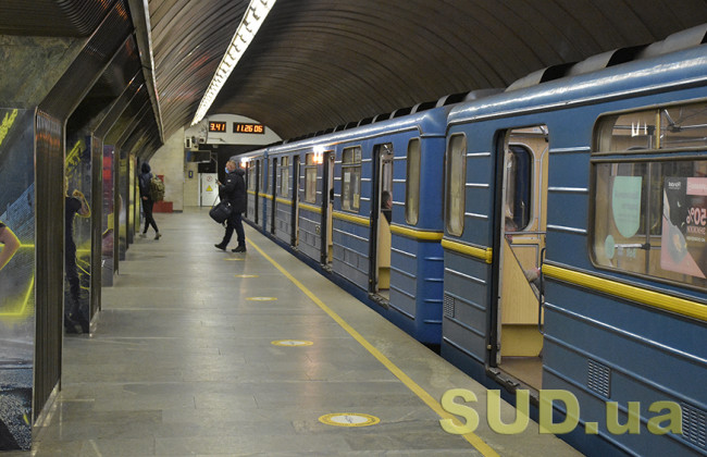 В Киеве опустело метро: что происходит в понедельник, фоторепортаж