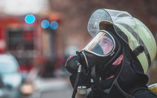 В Киеве вспыхнула квартира в жилом доме, погиб мужчина