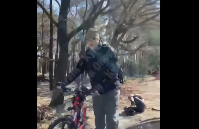 В Киеве неадекват на велосипеде избил супругов из-за парковки