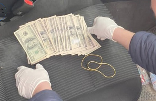 Валютний хабар за сприяння у знятті арешту з нерухомості: на Херсонщині затримано державного виконавця