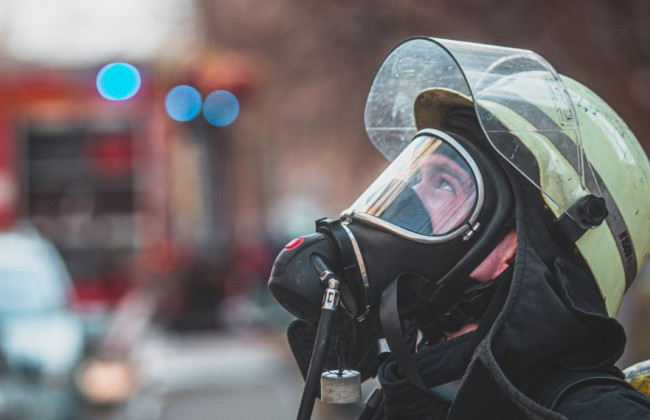 В Киеве вспыхнула квартира в жилом доме, погиб мужчина