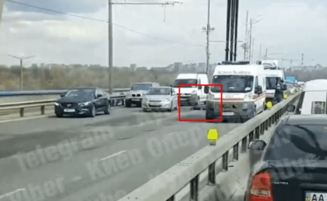 Трагедия в Киеве: мужчина разбился на Северном мосту, видео