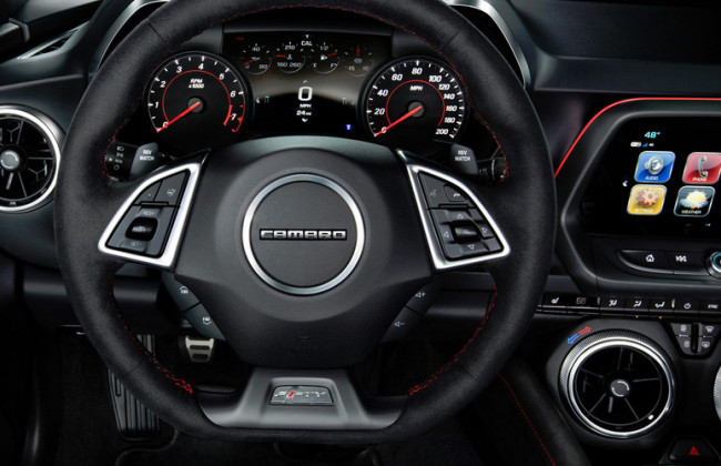 Водителям рассказали, чем может быть опасен логотип в центре рулевого колеса