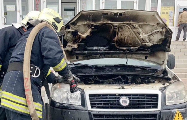 Поблизу будівлі Золотоніського міськрайонного суду загорівся автомобіль: фото