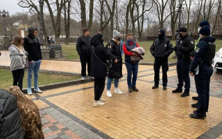 Жорстоке поводження з птахами на Володимирському узвозі: поліція конфіскувала тварин