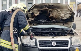 Поблизу будівлі Золотоніського міськрайонного суду загорівся автомобіль: фото